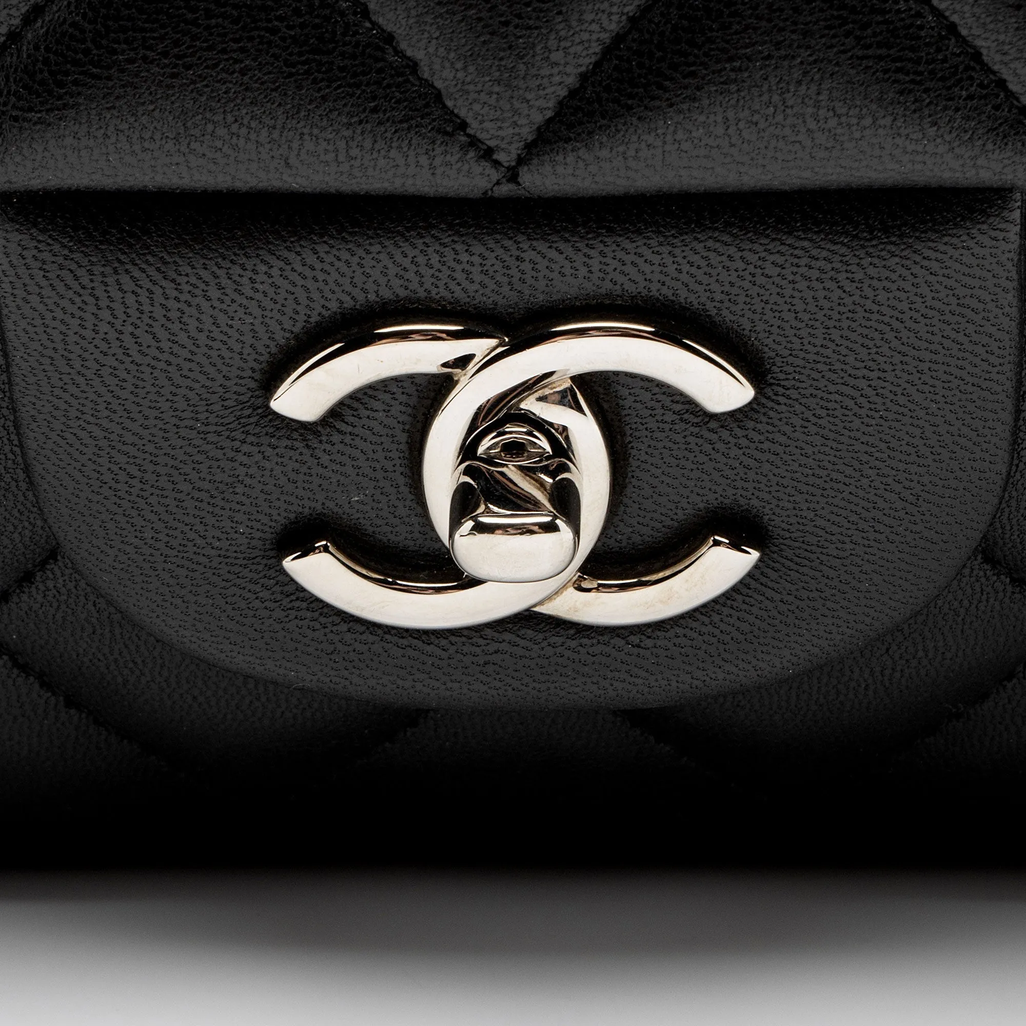 Chanel Lambskin Classic Maxi Single Flap Bag (SHF-zrKD0o)