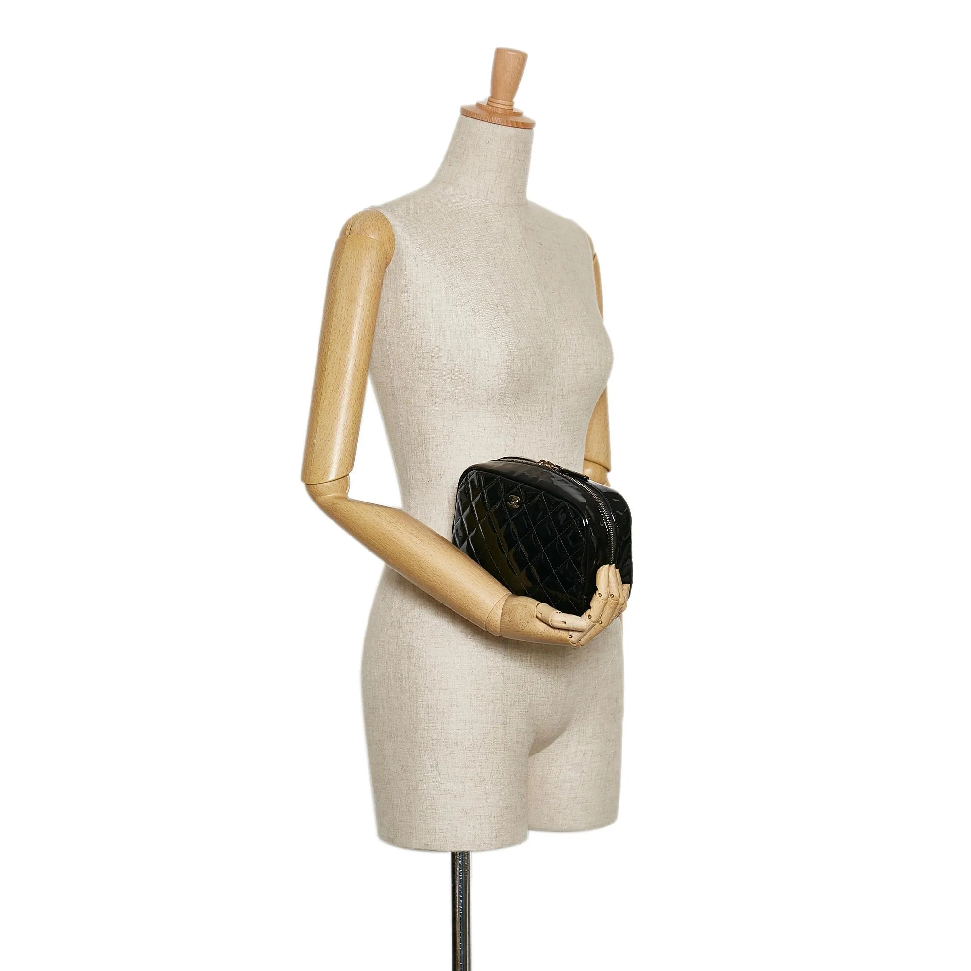 Chanel Medium Curvy Cosmetic Pouch (SHG-rMKslc)