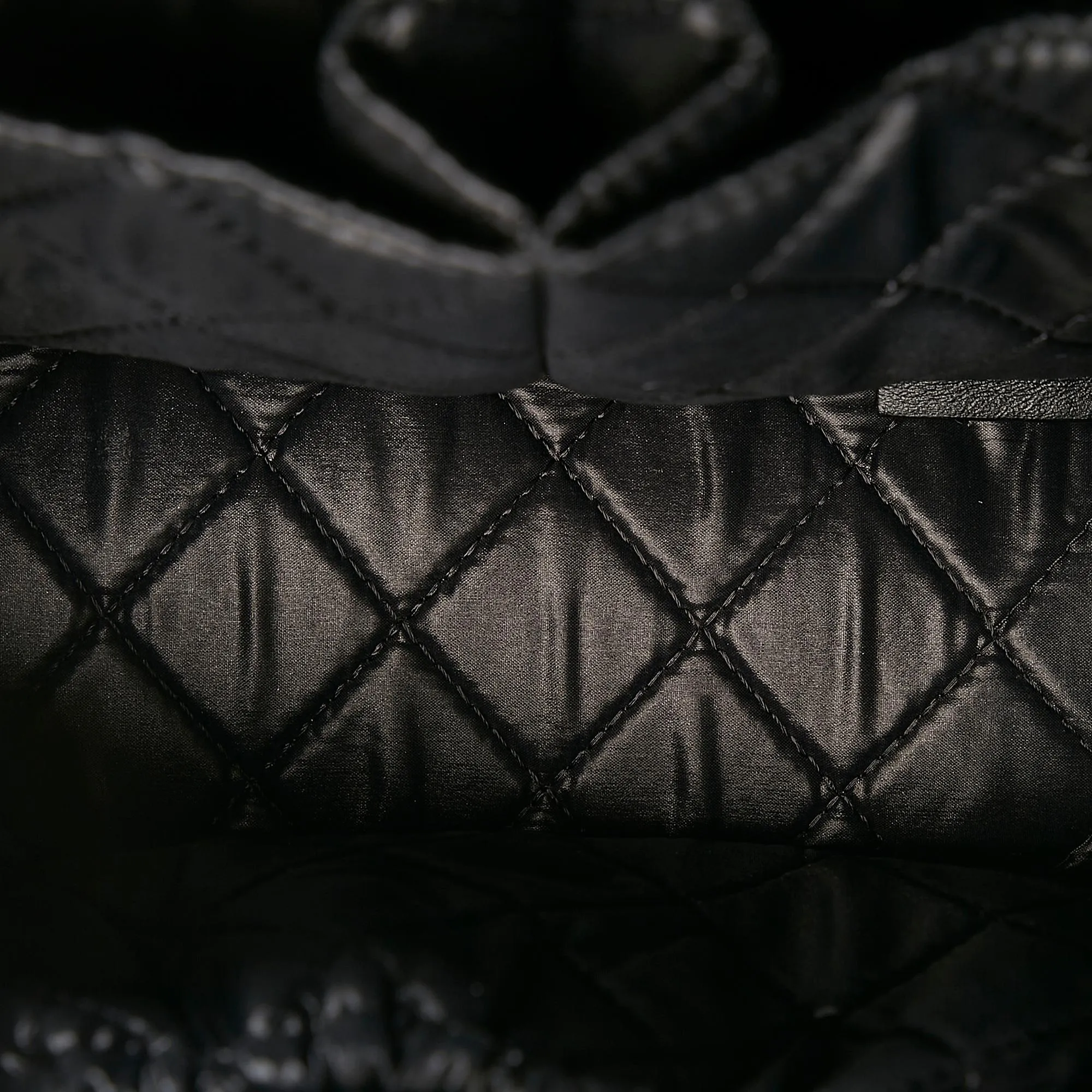 Chanel Medium Curvy Cosmetic Pouch (SHG-rMKslc)