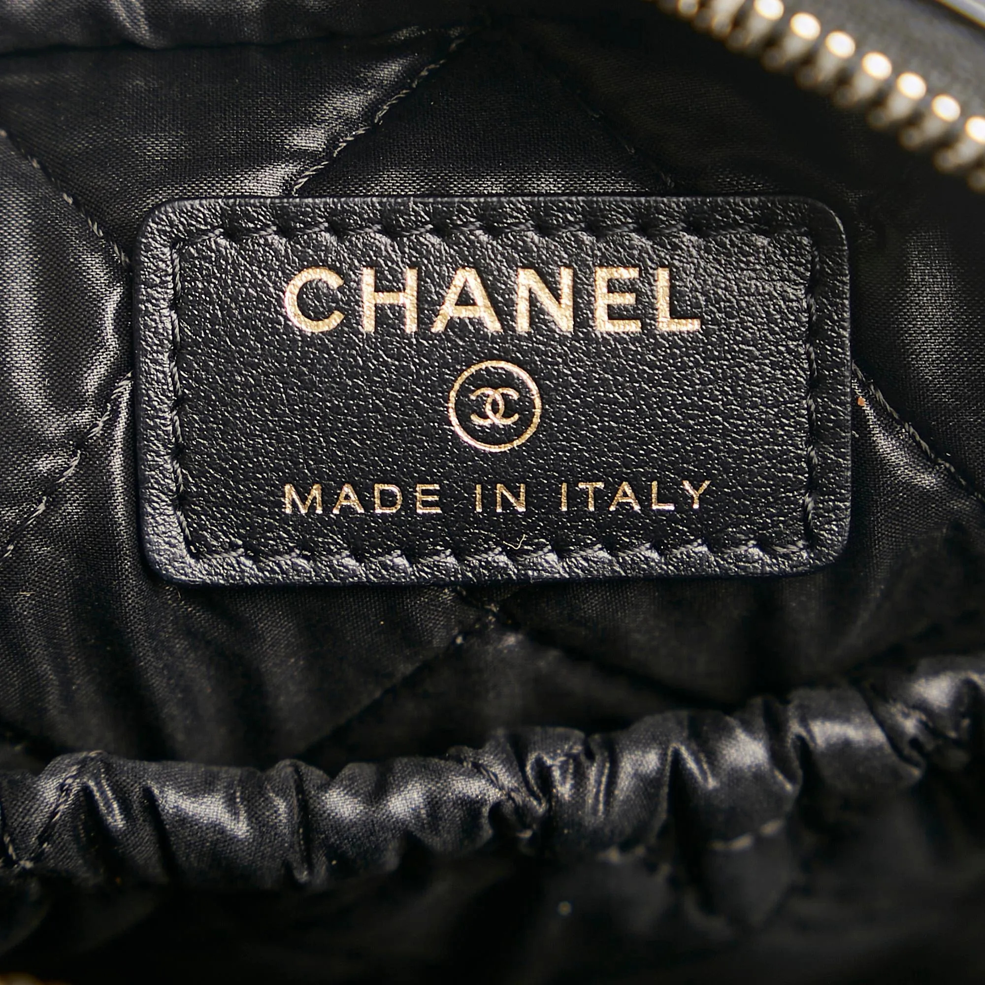 Chanel Medium Curvy Cosmetic Pouch (SHG-rMKslc)