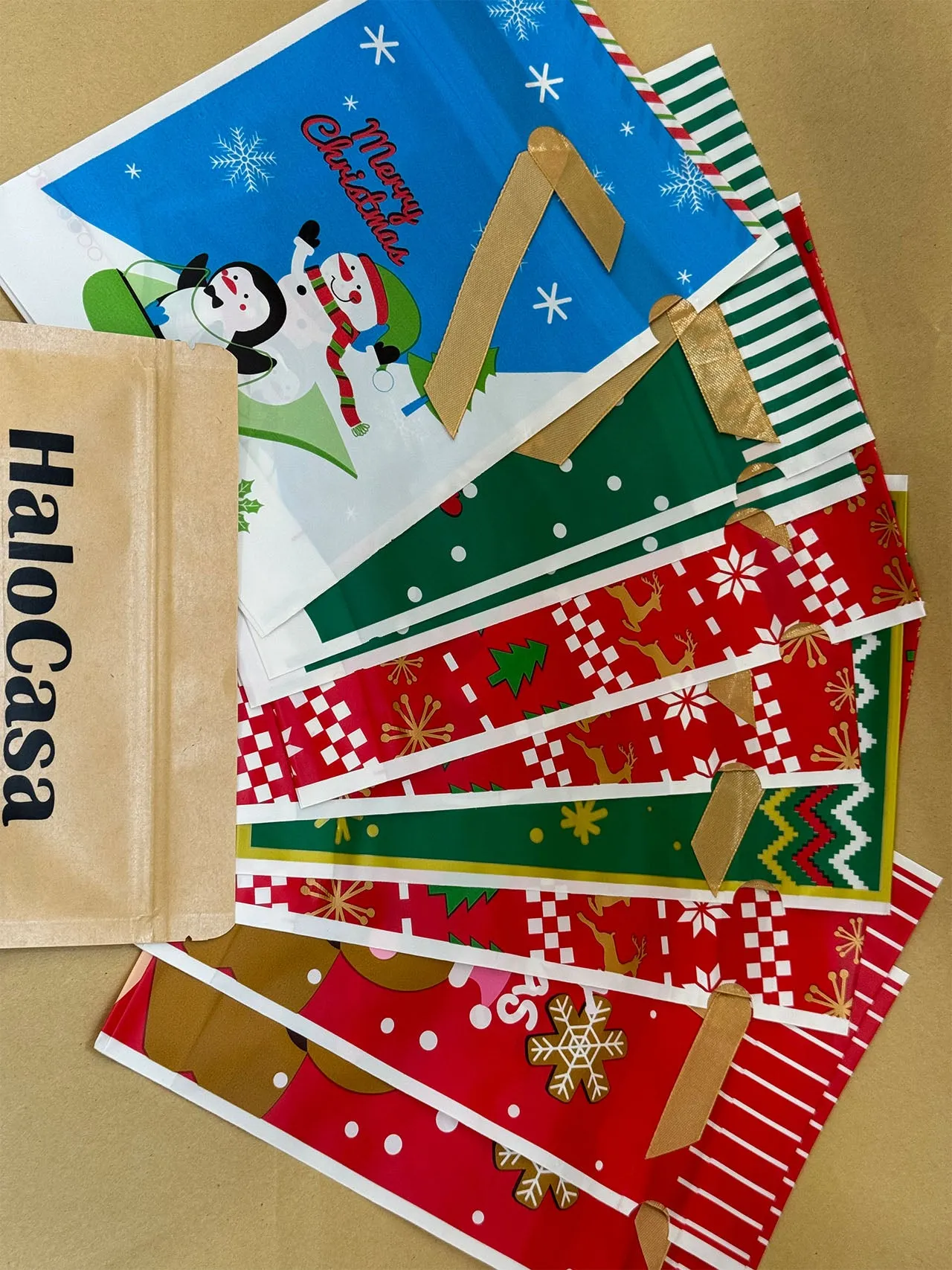 HaloCasa Festive Christmas Gift Bags Set - 50 Bags in 5 Assorted Designs (23 x 13 cm)